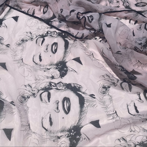Marilyn Monroe sheer scarf😍 - Picture 3 of 3